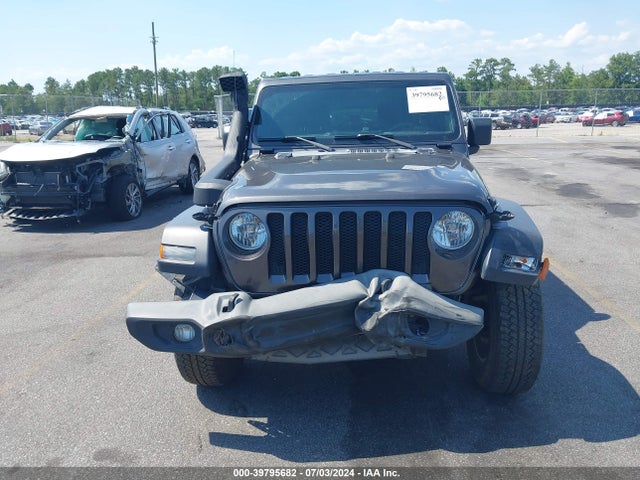 1C4HJXDG2JW172593 Jeep Wrangler Unlimited Sport 4x4