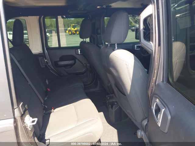 1C4HJXDG2JW172593 Jeep Wrangler Unlimited Sport 4x4