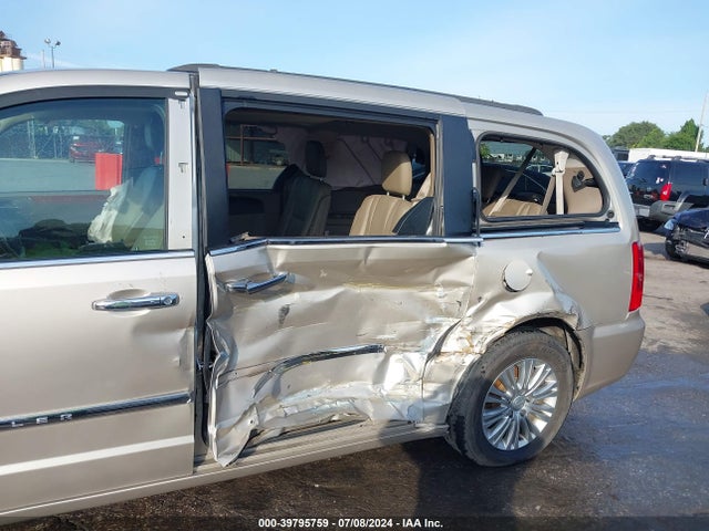 2C4RC1CG3GR158393 Chrysler Town & Country Touring-l Anniversary Edition