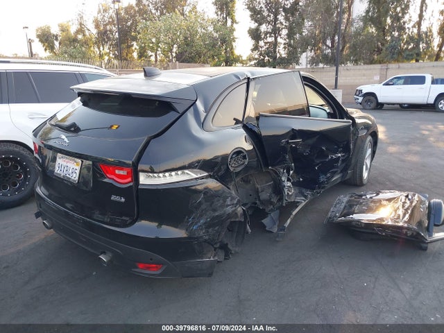 SADCJ2BV7HA047132 Jaguar F-pace 35t Premium