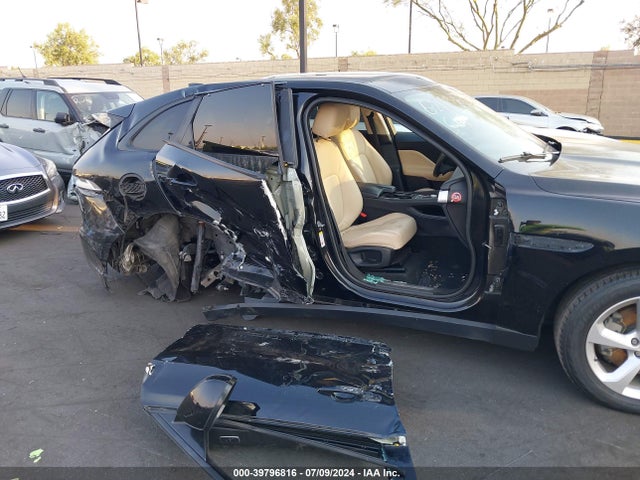 SADCJ2BV7HA047132 Jaguar F-pace 35t Premium