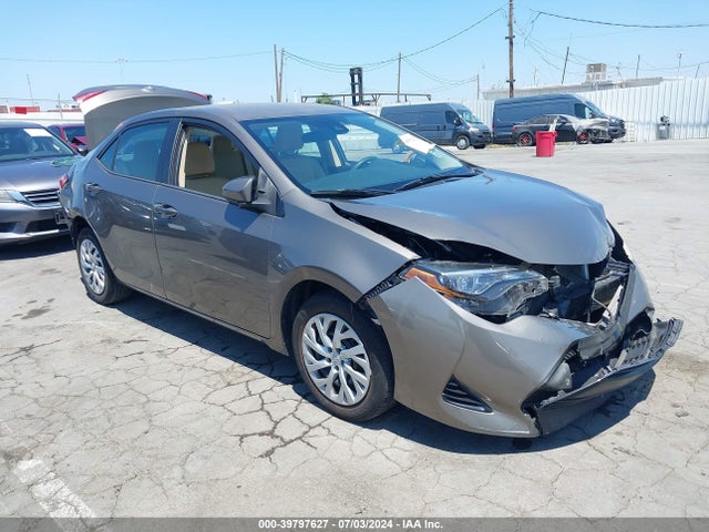 Toyota COROLLA LE 2018 5YFBURHE8JP780922 головне зображення