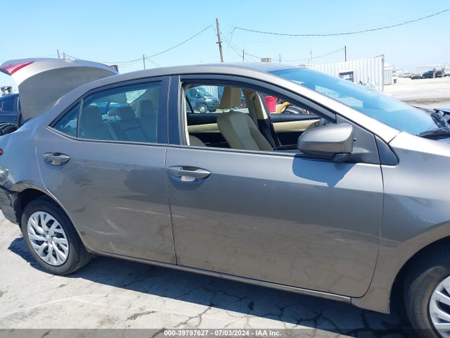 Toyota COROLLA LE 2018 5YFBURHE8JP780922 Image 13
