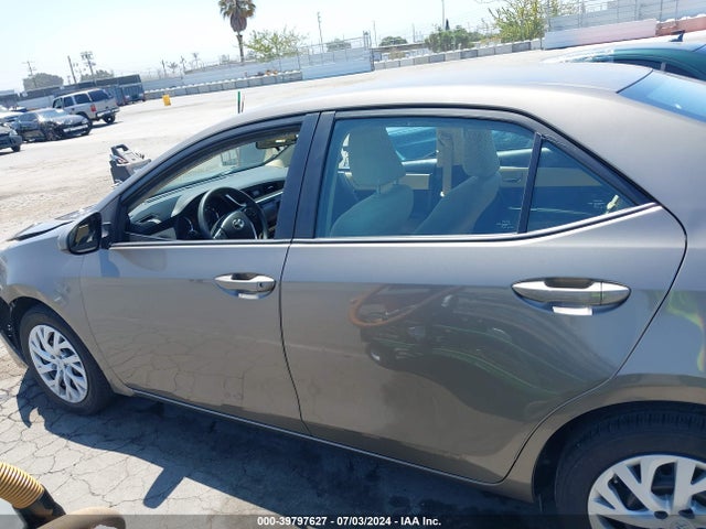 Toyota COROLLA LE 2018 5YFBURHE8JP780922 Image 14