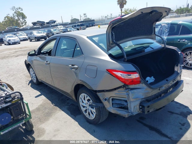 Toyota COROLLA LE 2018 5YFBURHE8JP780922 Image 3