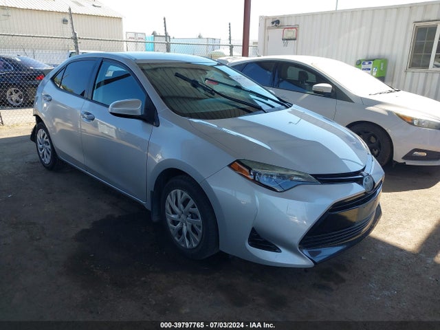 Toyota COROLLA LE 2017 5YFBURHE8HP670429 zdjęcie główne
