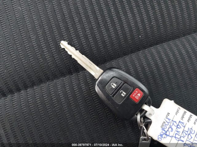 2T3BFREV4JW766729 Toyota RAV4 LE