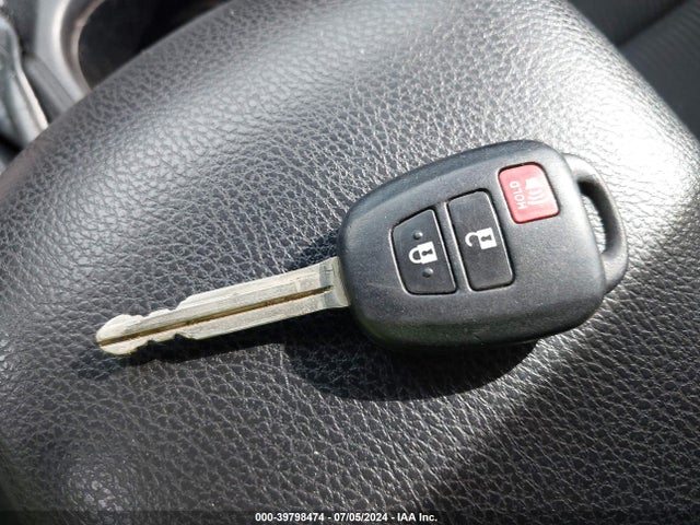 Toyota RAV4 LE 2016 2T3BFREV8GW453899 Image 11
