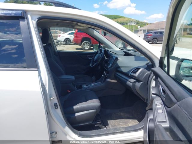 JF2SKAGCXKH575995 Subaru Forester Premium