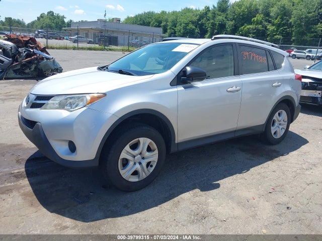 Toyota RAV4 LE 2015 JTMBFREV0FD099016 Image 2