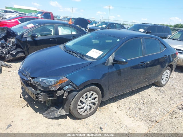 Toyota COROLLA LE 2018 5YFBURHE3JP848964 Image 2
