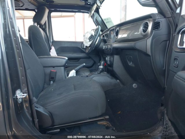 1C4HJXEN8JW246077 Jeep Wrangler Unlimited Sahara 4x4