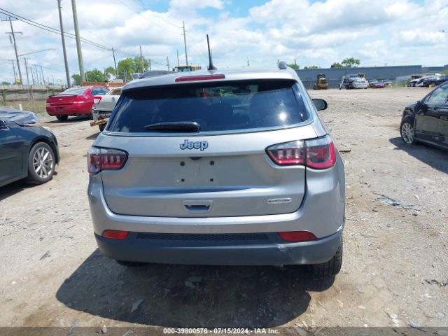 3C4NJCBB3JT226105 Jeep Compass Latitude Fwd