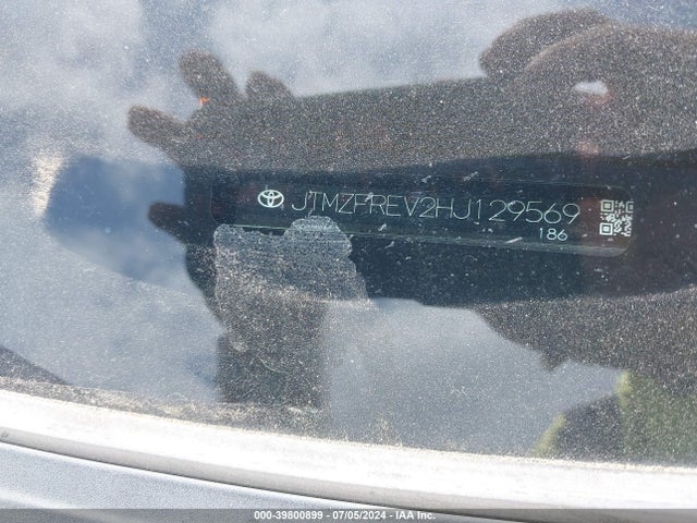 Toyota RAV4 LE 2017 JTMZFREV2HJ129569 Image 9