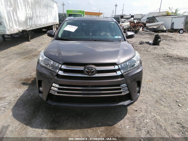 Toyota Highlander Limited Platinum 2018 5TDDZRFH1JS826301 Image 12