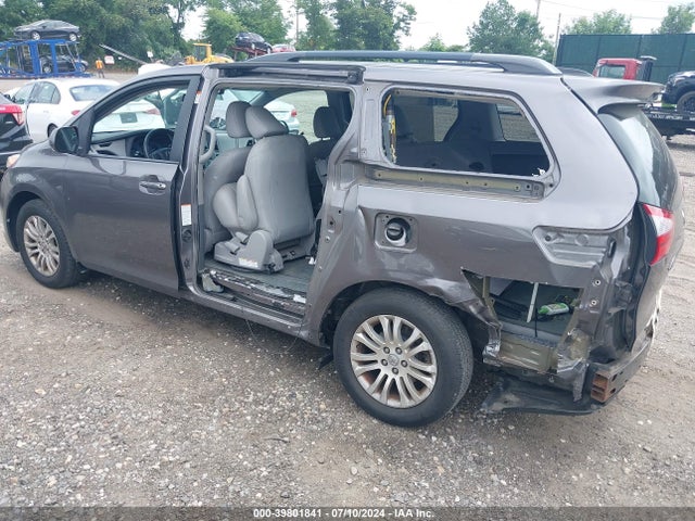 Toyota Sienna Xle 8 Passenger 2017 5TDYZ3DC7HS853468 Image 14
