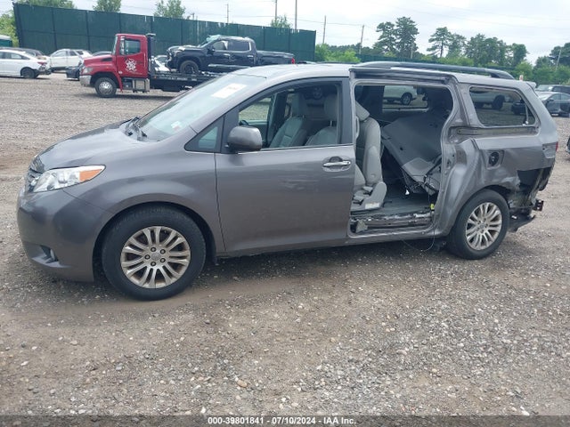 Toyota Sienna Xle 8 Passenger 2017 5TDYZ3DC7HS853468 Image 2