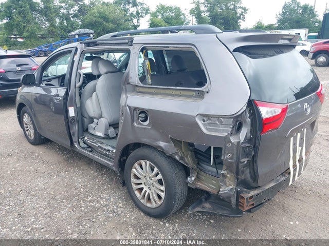 Toyota Sienna Xle 8 Passenger 2017 5TDYZ3DC7HS853468 Image 3