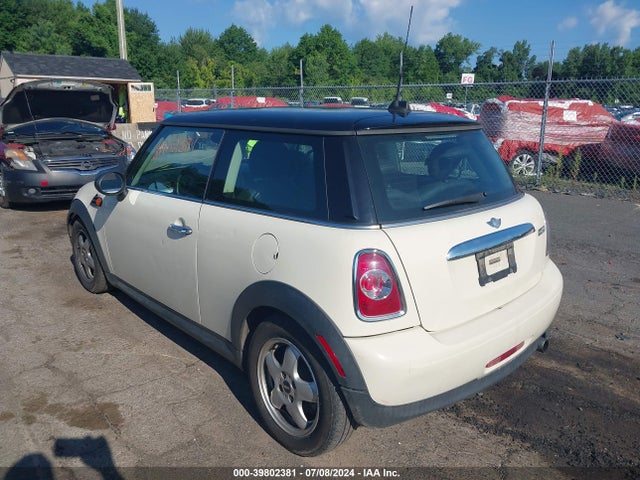 2011 MINI COOPER WMWSU3C57BT096441 Photo 2