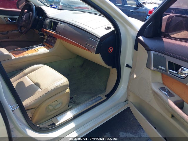 2010 JAGUAR XF SAJWA0FA3AHR54771 Photo 4