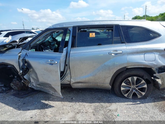 Toyota Highlander Xle 2022 5TDGZRAH0NS541664 Image 13