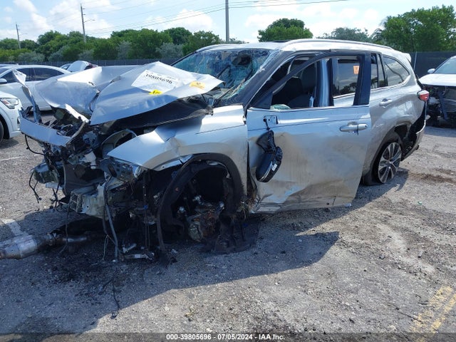 Toyota Highlander Xle 2022 5TDGZRAH0NS541664 Image 2