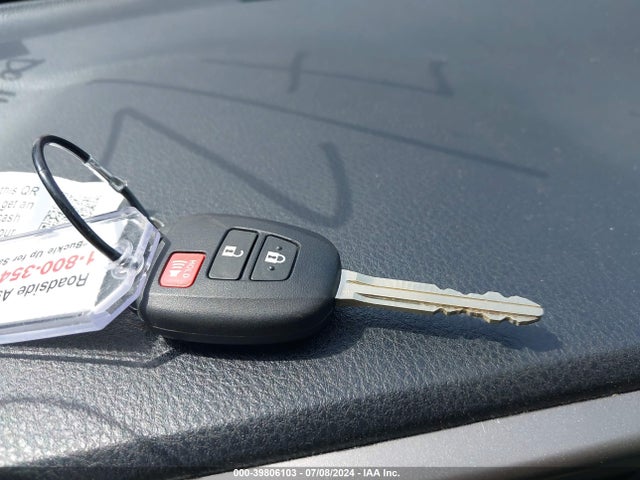 Toyota RAV4 LE 2018 JTMBFREV2JJ235107 Image 11