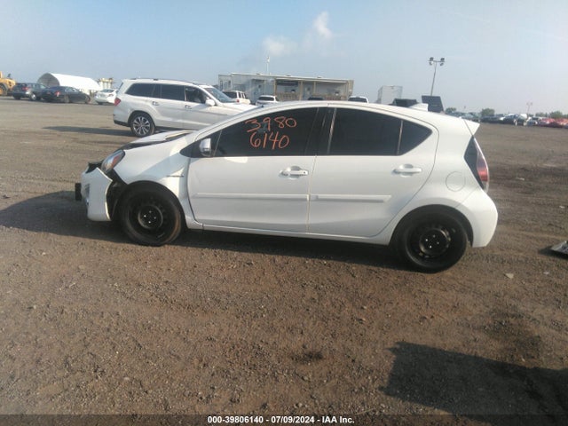 Toyota Prius C Three 2015 JTDKDTB3XF1585288 Image 13