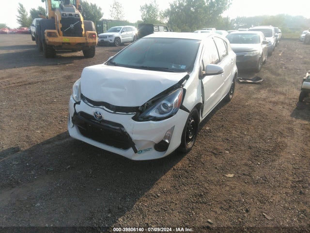 Toyota Prius C Three 2015 JTDKDTB3XF1585288 Image 2
