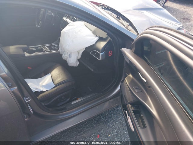 2017 JAGUAR XE SAJAK4BV2HA972558 Photo 4