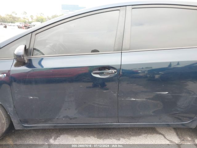 JTDZN3EU7HJ071594 Toyota Prius V Three