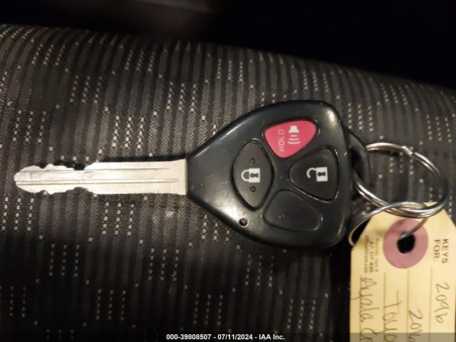 VNKKTUD32GA070364 Toyota YARIS LE