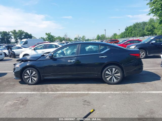 1N4BL4DW9NN345159 Nissan Altima Sv Intelligent Awd