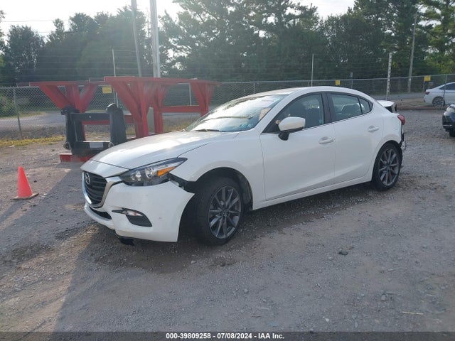 Mazda Mazda3 Touring 2018 3MZBN1V32JM171430 Image 2