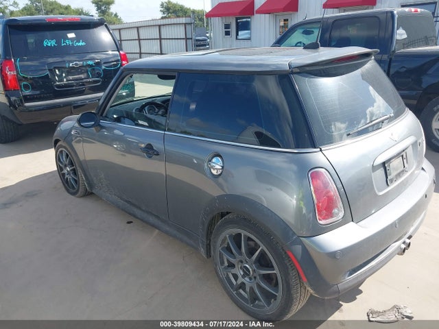 2005 MINI COOPER S WMWRE33465TG95535 Photo 2