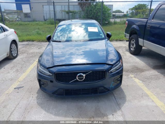 7JRL12FK4RG299139 Volvo S60 B5 Core Dark Theme