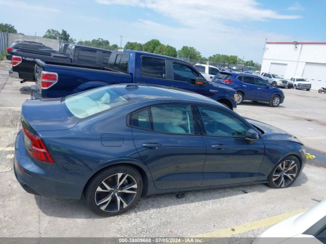 7JRL12FK4RG299139 Volvo S60 B5 Core Dark Theme