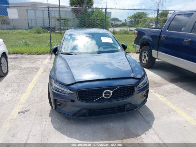 7JRL12FK4RG299139 Volvo S60 B5 Core Dark Theme