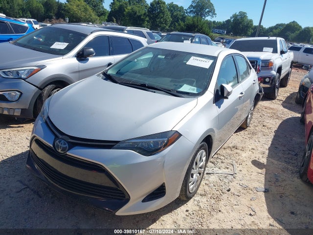 Toyota COROLLA LE 2018 5YFBURHE7JP851365 Image 2