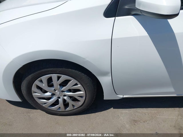 Toyota COROLLA LE 2018 2T1BURHE0JC043987 Image 17