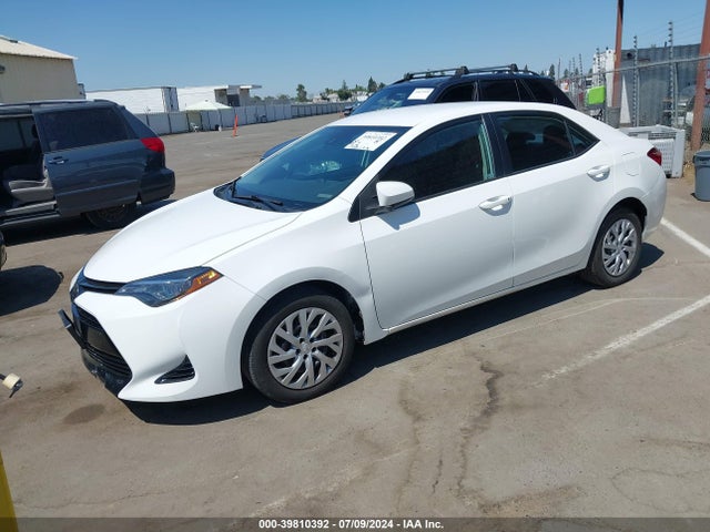 Toyota COROLLA LE 2018 2T1BURHE0JC043987 Image 2
