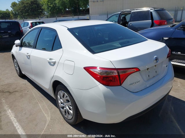 Toyota COROLLA LE 2018 2T1BURHE0JC043987 Image 3