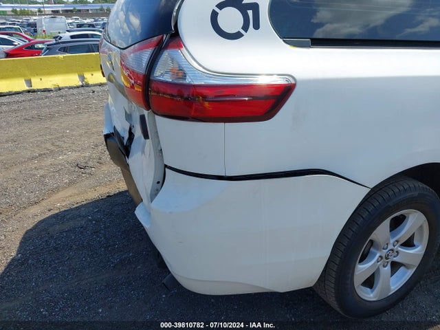 Toyota Sienna L 7 Passenger 2018 5TDZZ3DC8JS960300 Image 17