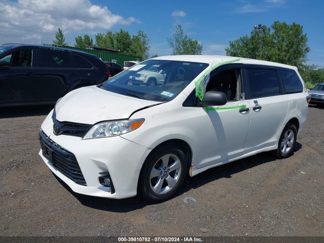 Toyota Sienna L 7 Passenger 2018 5TDZZ3DC8JS960300 Image 2