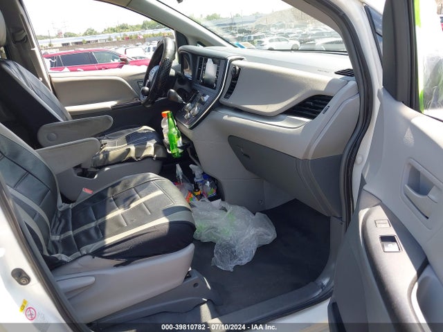 Toyota Sienna L 7 Passenger 2018 5TDZZ3DC8JS960300 Image 5