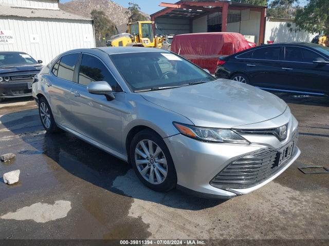 Toyota CAMRY LE 2018 4T1B11HK1JU090475 zdjęcie główne