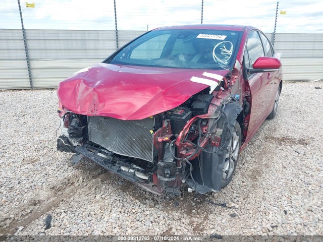 Toyota Prius Three 2018 JTDKARFUXJ3056290 Image 2