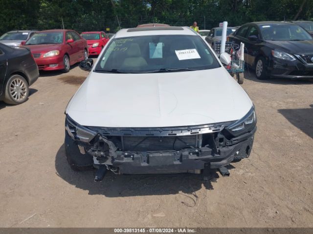 W04GV8SX3K1012319 Buick Regal Tourx Awd Essence