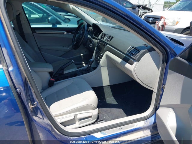 1VWDT7A36HC013885 Volkswagen Passat 1.8t R-line
