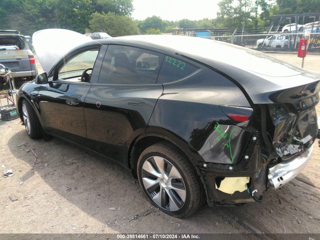 2024 TESLA MODEL Y 7SAYGDEE1RA227142 Photo 2